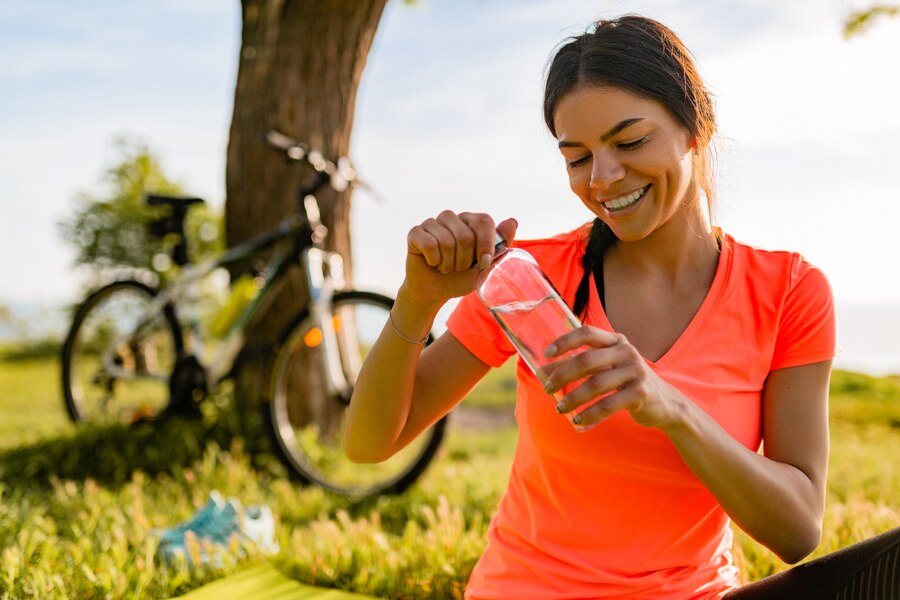 sonriente mujer hermosa bebiendo agua botella haciendo deporte manana parque 285396 4384
